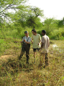 Con Moez Mahir y John M Sakai en El Fula, Gharb Kurdufān, Sudan.