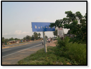 Kutunse is intersected by one of the major approach roads to Accra. (Photo: John Rosenstock)
