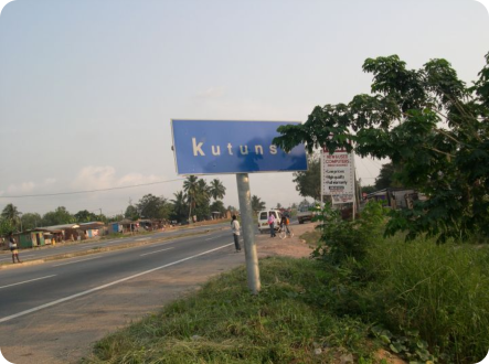 Kutunse is intersected by one of the major approach roads to Accra. (Photo: John Rosenstock)