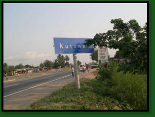 Kutunse is intersected by one of the major approach roads to Accra. (Photo: John Rosenstock)