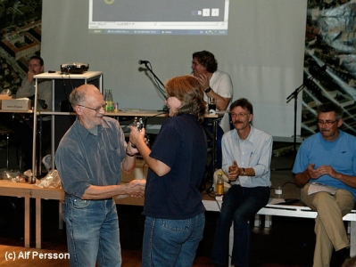 Anita Persson receiving the trophy from Jhon Rosenstock